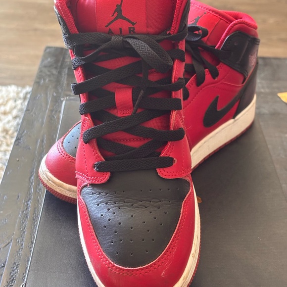 Jordan 1 Mid Reverse Bred - Picture 6 of 6